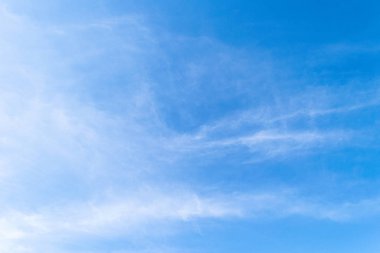 Bulutlu mavi gökyüzü.