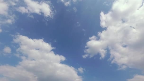 蓝天的云彩有着相似的心形 今天是早上的好日子 假日旅行是最好的时间 — 图库视频影像