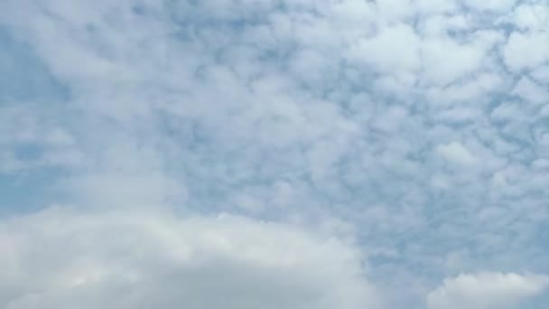 Céu Azul Com Nuvem Que Forma Coração Semelhante Bom Dia — Vídeo de Stock