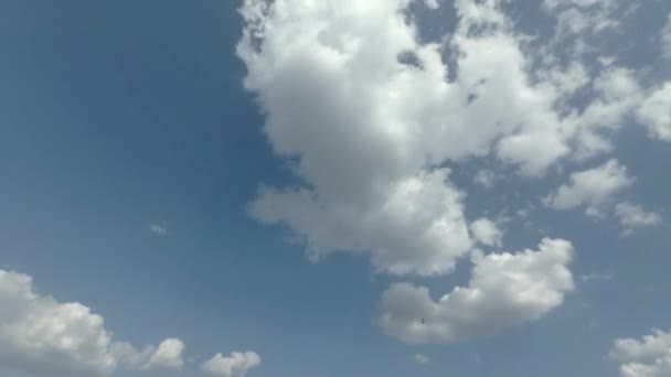 蓝天的云彩有着相似的心形 今天是早上的好日子 假日旅行是最好的时间 — 图库视频影像