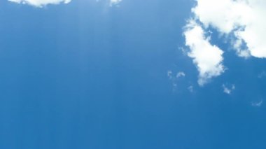 Bulutlu mavi gökyüzü benzer kalp şeklinde. Sabahları güzel bir gün. Tatilde seyahat etmek için en iyi zaman..