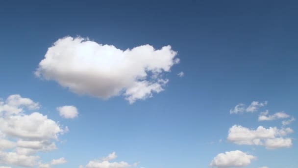 Cielo Azul Con Nubes Forma Similar Corazón Buen Día Por — Vídeo de stock