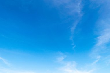 Bulutlu mavi gökyüzü.