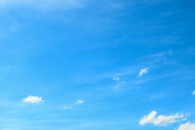 Bulutlu mavi gökyüzü.