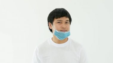 Maskeyi, grip, koronavirüs, toz ve kimyasal gibi hastalıkları korumak için doğru bir yöntem. Modeli beyaz arka planda. Sağlık kamerası görüntüleri HD çözünürlükte.