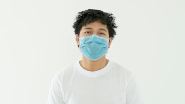 男は気を失い 鼻をオフに これはコロナウイルスの症状の1つです この病気の別名はCovid 19です 人のモデルは白い背景にあります フルHd解像度でヘルスケア映像 — ストック動画