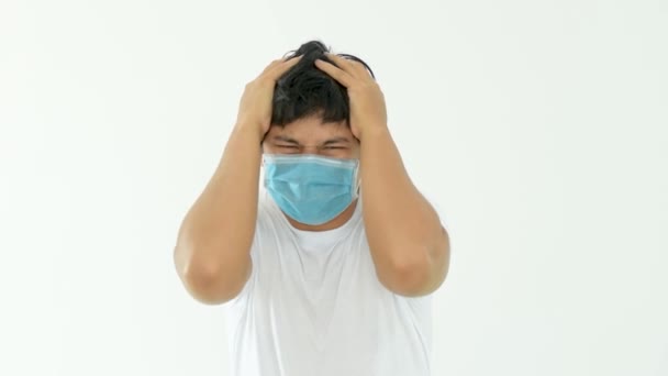 男は頭痛がして気絶している これはコロナウイルスの症状の1つです この病気の別名はCovid 19です 人のモデルは白い背景にあります 医療映像ビデオ — ストック動画