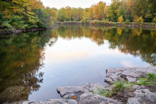 See im Park Herbstfärbung — Stockfoto