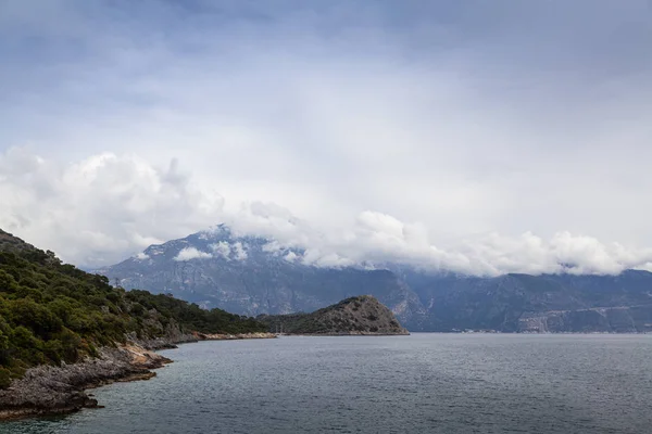 View on the mountain covered in clouds — Stock Photo, Image