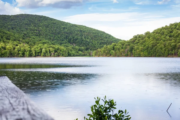 Lago na montanha no Canadá — Fotografia de Stock