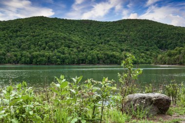 St-Hilaire Dağı 'ndaki göl.