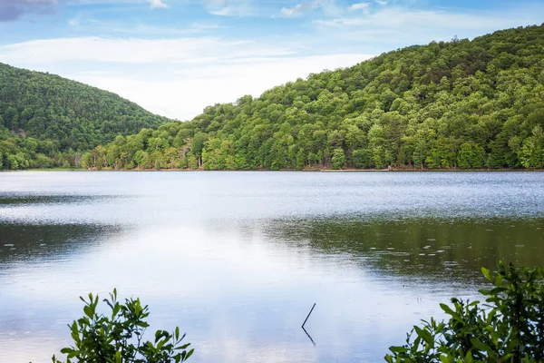 Kanada 'daki dağda göl