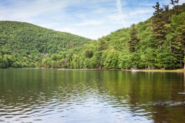 St-Hilaire Dağı 'ndaki göl.