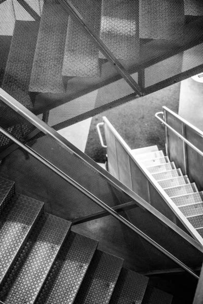 Puste nowoczesne wnętrze klatki schodowej budynku — Zdjęcie stockowe