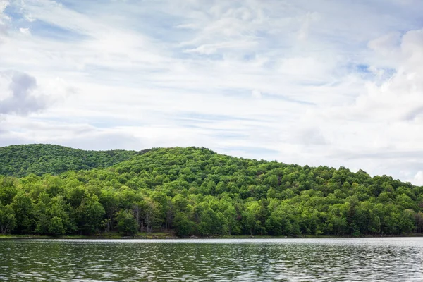 Lago na montanha em Quebec — Fotografia de Stock