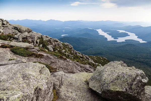 Rochas e Adirondack Montanhas vista — Fotografia de Stock