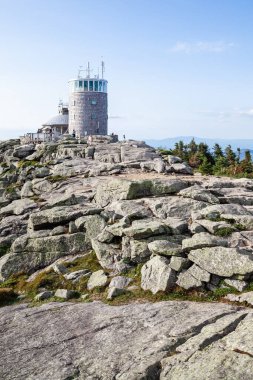 Kayalar ve Adirondack Dağları görünümü