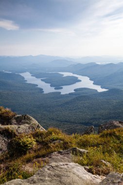 Kayalar ve Adirondack Dağları görünümü