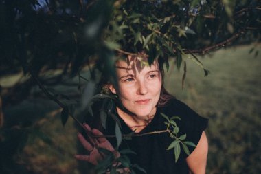 Gün batımına bakan bir kızın portresi