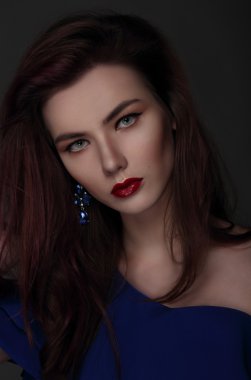  Kırmızı dudaklı genç kadın.