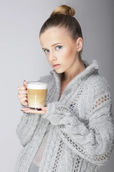 Frau hält Kaffee — Stockfoto