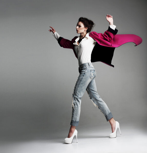 женщина в модном пальто
 