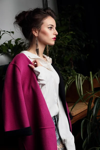 Modell i magenta coat — Stockfoto