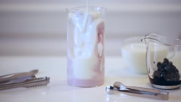 Joghurt-Smoothie. — Stockvideo