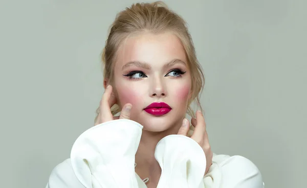 Cara Femenina Cerca Retrato Con Maquillaje Brillante Labios Rojos Flechas — Foto de Stock