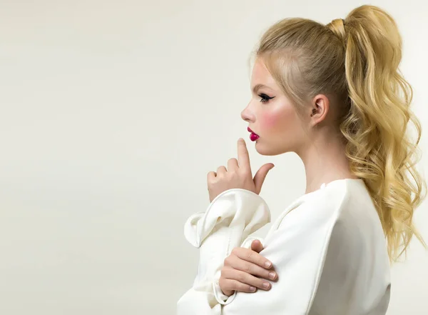 Mladá Krásná Žena Dlouhými Blond Vlasy Stojí Profilu Drží Ruku — Stock fotografie