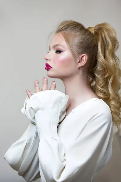 Mulher Retrato Uma Camisa Branca Com Mangas Longas Magníficas Maquiagem — Fotografia de Stock