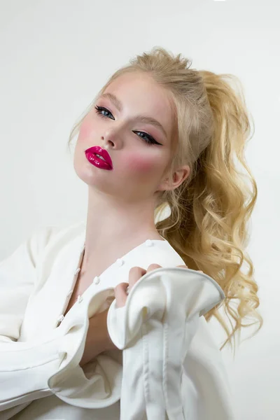 Modelo Mujer Posando Estudio Sobre Fondo Blanco Ropa Blusa Blanca —  Fotos de Stock