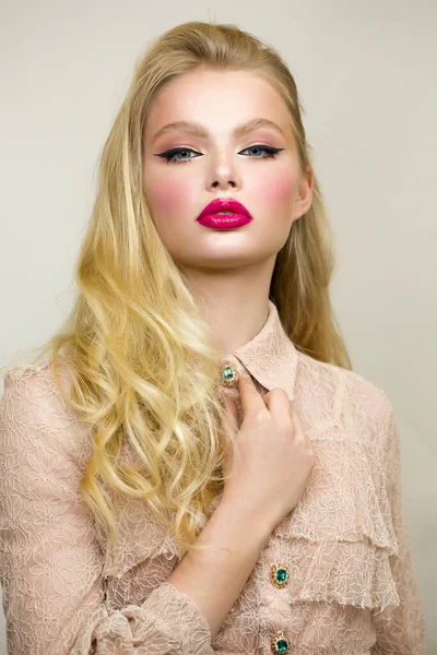 Retrato Uma Jovem Mulher Vestido Rosa Maquiagem Brilhante Batom Rosa — Fotografia de Stock
