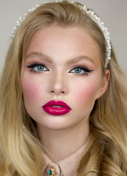 Het Gezicht Van Een Vrouw Schoonheidsportret Heldere Make Roze Lippen — Stockfoto
