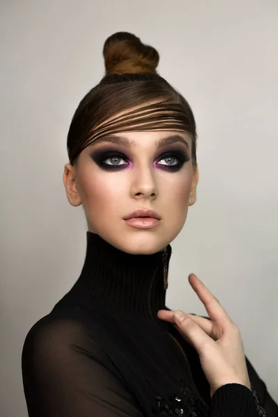 여자의 연기나는 검은색 분홍색의 메이크업 머리는 이마에 닿는다 고립된 로열티 프리 스톡 사진