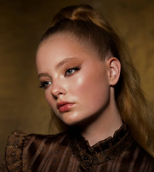 Vacker Kvinnas Ansikte Nära Håll Professionell Makeup Gyllene Och Naturligt — Stockfoto