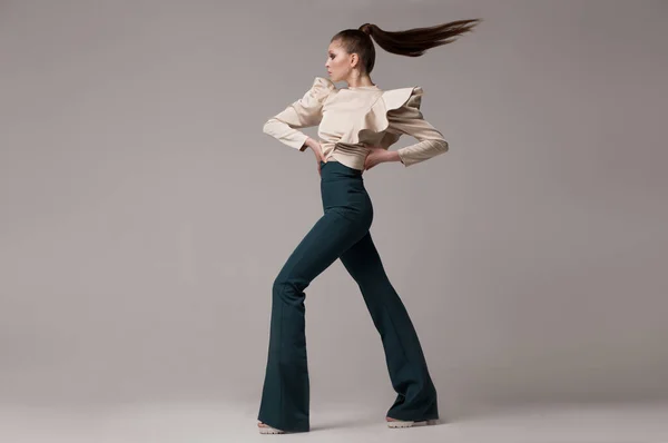 Modny Wygląd Kobieta Długich Zielonych Spodniach Jedwabna Beżowa Bluzka Szerokimi — Zdjęcie stockowe