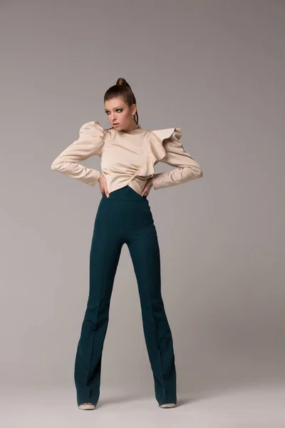 Frau Modell Modischer Kleidung Stylischer Look Das Mädchen Posiert Studio — Stockfoto