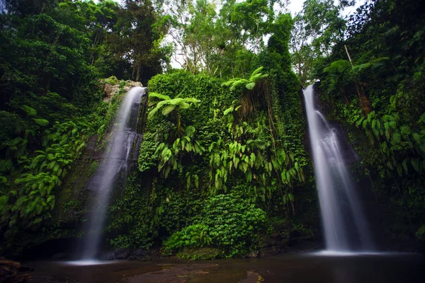 "benang stokel (двойной водопад) l - остров Ломбок - Индонезия — стоковое фото