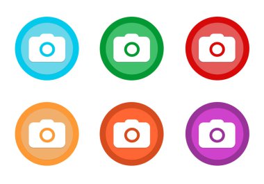 Kamera simgesi mavi, yeşil, kırmızı, pembe, sarı ve turuncu renklerde olan yuvarlak renkli düğme kümesi