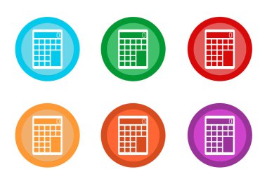 Mavi, yeşil, kırmızı, sarı, pembe ve turuncu renklerde hesap makinesi simgesiyle yuvarlak renkli düğme kümesi