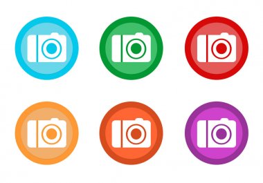 Kamera simgesi mavi, yeşil, kırmızı, pembe, sarı ve turuncu renklerde olan yuvarlak renkli düğme kümesi