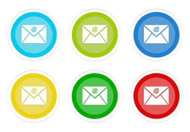 E-posta simgesi mavi, yeşil, sarı ve kırmızı renklerde olan yuvarlak renkli düğme kümesi