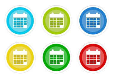 Takvim simgesi mavi, yeşil, sarı, mavi ve kırmızı renklerde olan yuvarlak renkli düğme kümesi