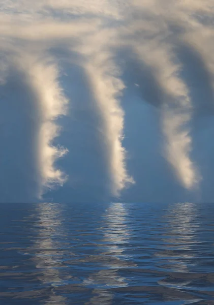 Ruhiges Meer mit Wellen, die zu einem blauen Himmel mit weißen Wolken führen — Stockfoto