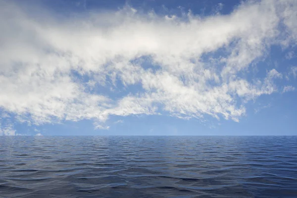 Ruhiges Meer mit Wellen, die zu einem blauen Himmel mit weißen Wolken führen — Stockfoto