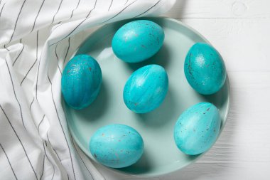 Mavi tabakta Paskalya yumurtaları. Altın kaplamalı mavi yumurtalar. Paskalya. Yukarıdan görüntüle