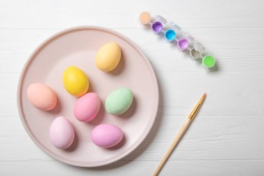 Çok renkli Paskalya yumurtaları ve boya fırçası. 
