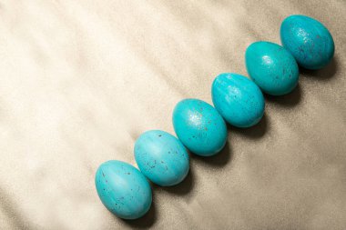 Altın arka planda güzel mavi yumurtalar. Paskalya yumurtaları