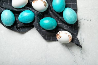 Paskalya yumurtaları. Güzel bir paskalya kompozisyonu. Metin için boşluk